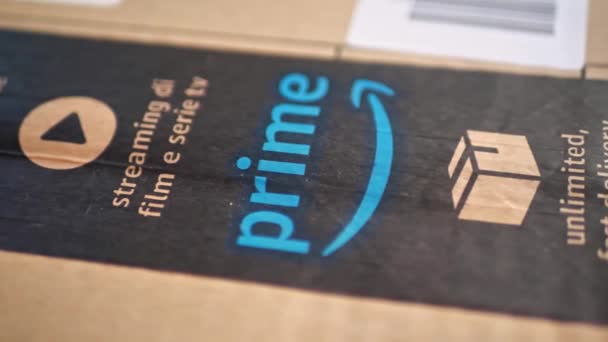 Roma - 25 ottobre. 2020. da vicino al pacchetto Amazon Prime, Amazon PRIME logotipo stampato su nastro di cartone di sicurezza Scotch, Amazon Prime è un servizio di abbonamento a pagamento da Amazon — Video Stock