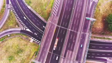 Demiryolu üzerinden uçan bir panorama dronu ateşlendi. Arabalar şafak vakti otoyolda ilerler. İHA 'nın yörünge görüntüsü. İHA 'da 4K UHD Çekimi