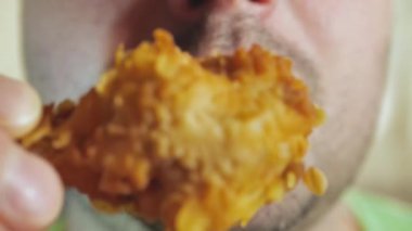 Tavuk budu yiyen şişman adam, zararlı ve lezzetli fast food, yakın çekim.