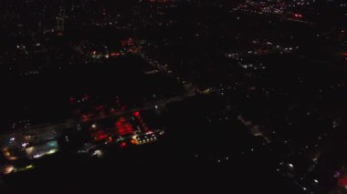 AERİAL. Şehir merkezinde Manzaralı Gece ve Parlayan Sokaklar ve Şehir Trafik Işıkları