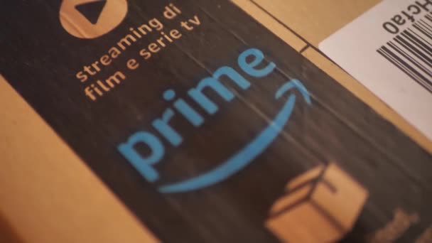 Roma Italia - 25 Oktober. 20. menutup paket utama Amazon, Amazon PRIME Logotype Dicetak di Cardboard Box Security Scotch Tape, Amazon Prime adalah Layanan Berlangganan Berbayar oleh Amazon — Stok Video