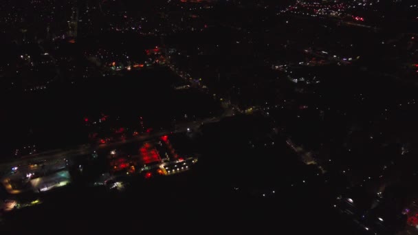 AERIAL. Noite com vista sobre Downtown e ruas brilhantes e luzes de trânsito do carro da cidade — Vídeo de Stock