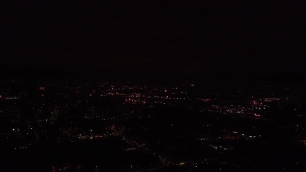 AERIAL. Noite com vista sobre Downtown e ruas brilhantes e luzes de trânsito do carro da cidade — Vídeo de Stock