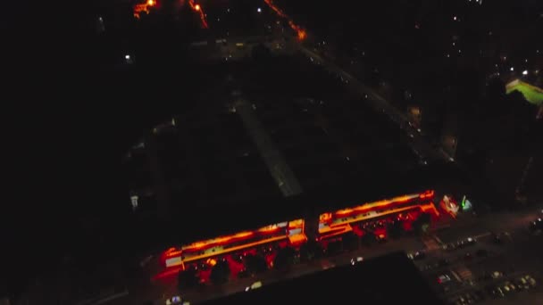 AERIAL. Nacht mit Blick auf die Innenstadt und glühende Straßen und City-Ampeln — Stockvideo