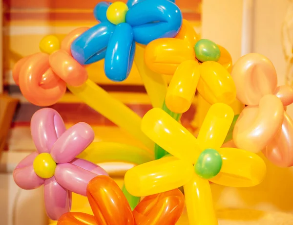 Çiçek şeklinde balonlar, bayramı kutlamak için süslü süsler. Helyum şişirilebilir balonlar festival dekorasyonu doğum günü, yıldönümü, yeni yıl, düğün veya sevgililer günü