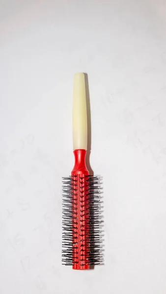 Problema de pérdida de cabello para mujer o caída de cabello para mujer en un peine diferente sobre fondo blanco — Foto de Stock