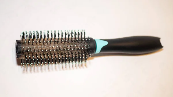 Problema de pérdida de cabello para mujer o caída de cabello para mujer en un peine diferente sobre fondo blanco — Foto de Stock