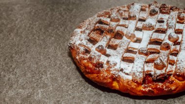 Üzümlü elmalı turta ve klasik beton arkaplan dokusunda tarçın. Üst görünüm