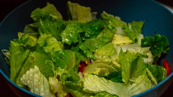 Gehakte salade in een plastic en plaat, close-up — Stockfoto