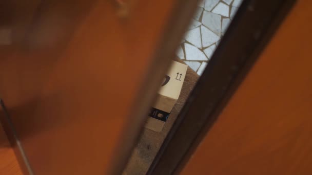 Ρώμη Ιταλία. Οκτώβριος-19. 2020. Ένας άντρας ανοίγει την πόρτα και παίρνει ένα κουτί με πακέτα του Αμαζονίου κλείνει την πόρτα πίσω του. — Αρχείο Βίντεο
