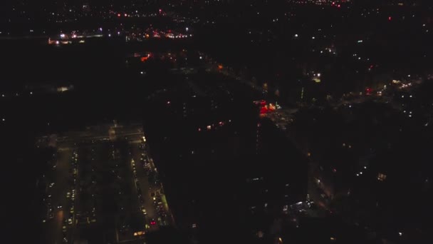 AERIAL. Nacht mit Blick auf die Innenstadt und glühende Straßen und City-Ampeln — Stockvideo