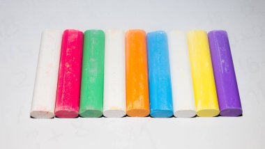 Renkli tebeşir. Kare renkli pastel tebeşirler yakın plan, beyaz arkaplan.