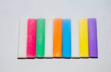 Renkli tebeşir. Kare renkli pastel tebeşirler yakın plan, beyaz arkaplan.