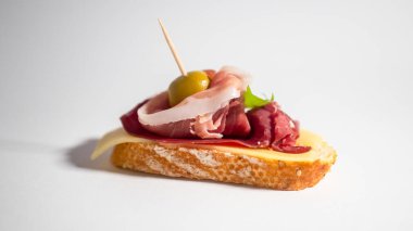 Geleneksel İspanyol jambonu Jamon Serrano, Prosciutto Crudo, Parma jambonu, İtalyan antipasto, kızarmış ekmeğin üzerinde servis ediliyor..