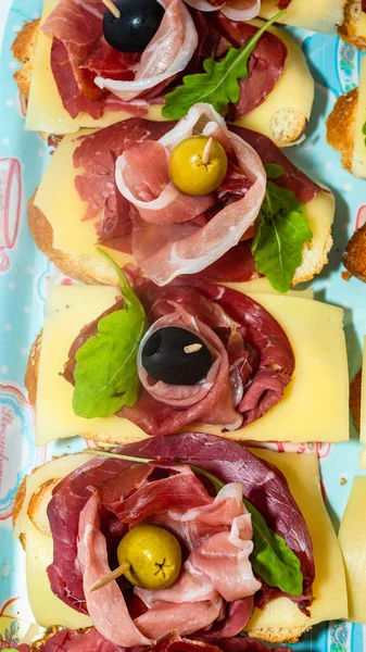 Beyaz arka planda izole edilmiş jambonlu ekmek. Sandviçler yakın, İtalyan antimakarnası..