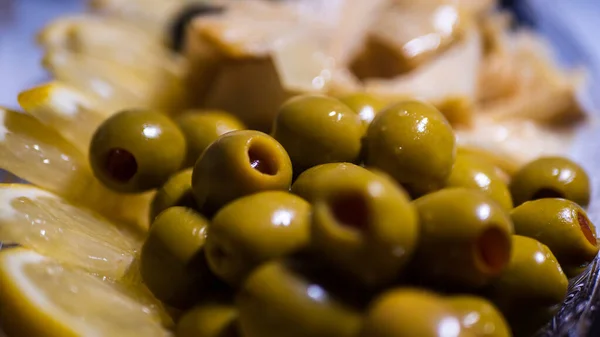 Olives Vertes Dans Une Assiette Gros Plan — Photo