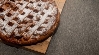 Ev yapımı elmalı turtalar, kırsal arka plan, üst manzara, kopyalama alanı. Klasik sonbahar Şükran Günü hamur tatlısı - organik elmalı turta.