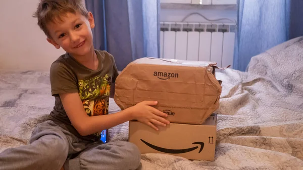 Roma İtalya, 25 Ekim. 2020 yılı. Çocuk Amazon çevrimiçi mağazasından oyuncak paketleri kabul etti..