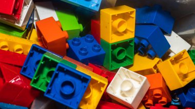 Tasarımcının çok renkli plastik yapı taşları. Parlak plastik yapı taşlarının arkaplanı