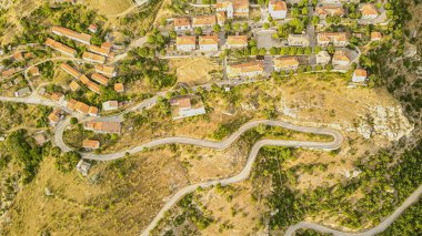 Hava manzarasından girdap şeklinde yol manzarası. Şehrin tepesine çıkan dolambaçlı bir yol..