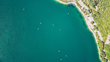 Havadan çekilmiş. Genzana Dağı 'ndan düşen muazzam heyelan nedeniyle Scanno Gölü tüm Abruzzo' daki en büyüleyici ve en çok ziyaret edilen göldür..
