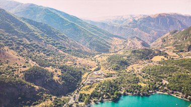 Havadan çekilmiş. Genzana Dağı 'ndan düşen muazzam heyelan nedeniyle Scanno Gölü tüm Abruzzo' daki en büyüleyici ve en çok ziyaret edilen göldür..
