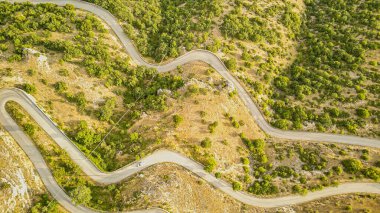 Hava manzarasından girdap şeklinde yol manzarası. Şehrin tepesine çıkan dolambaçlı bir yol..