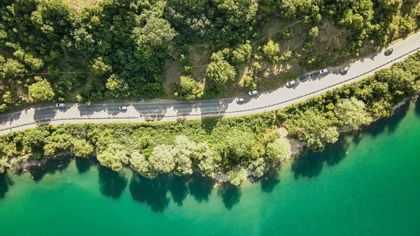 Vista Drone Estrada Costa Lago Correndo Longo Costa Diretamente Acima — Fotografia de Stock