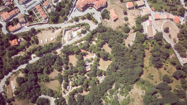 Girato Una Veduta Volo Uccello Una Piccola Città Tra Montagne — Foto Stock