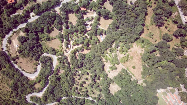 Girato Una Veduta Volo Uccello Una Piccola Città Tra Montagne — Foto Stock