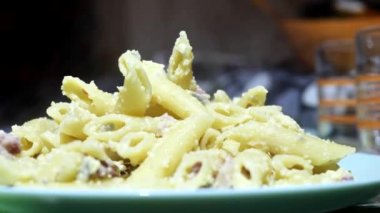 Masadaki taze karbonara ezmesi.