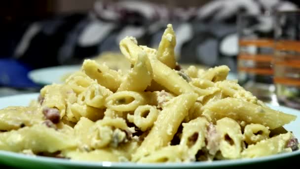 Świeża pasta carbonara w talerzu na stole — Wideo stockowe