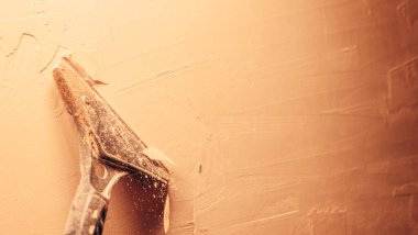 İşçi boyayı soyar, kapatır.