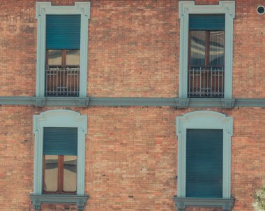 Duvar ve pencere arkaplanı. Pencereli eski tuğla duvar