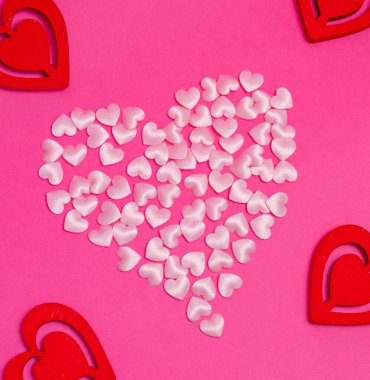 Pembe arka planda pembe ve kırmızı kalpler, pembe sevgililer gününde üst manzara. Kopyalama alanı