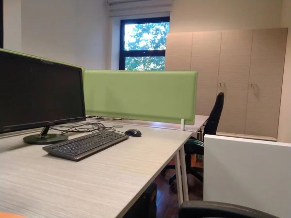 Monitor auf dem Schreibtisch in einem modernen Büro — Stockfoto