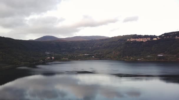 Pesawat tak berawak terbang di atas air. Albano Italy — Stok Video