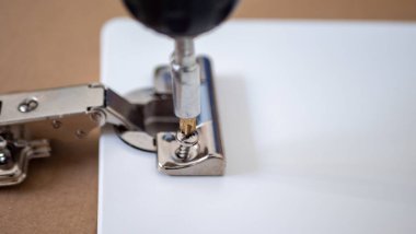 Kablosuz tornavidayla mobilyaları birleştirme işlemi, yakın plan