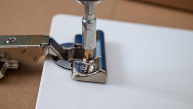 Kablosuz tornavidayla mobilyaları birleştirme işlemi, yakın plan