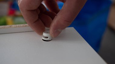 Kablosuz tornavidayla mobilyaları birleştirme işlemi, yakın plan