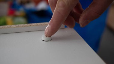 Kablosuz tornavidayla mobilyaları birleştirme işlemi, yakın plan