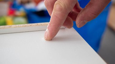 Kablosuz tornavidayla mobilyaları birleştirme işlemi, yakın plan