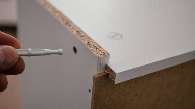 Kablosuz tornavidayla mobilyaları birleştirme işlemi, yakın plan