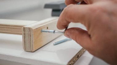 Kablosuz tornavidayla mobilyaları birleştirme işlemi, yakın plan