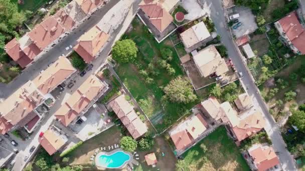 Civitella, Olaszország kilátás a magasból, repülő házak felett — Stock videók