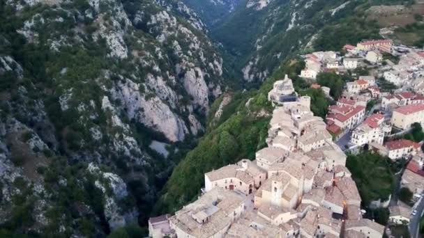 Stad boven de klif, de stad Barrea drone uitzicht. Abruzzo Italië — Stockvideo