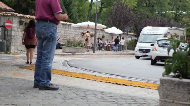 Campista desce a rua em uma pequena cidade — Vídeo de Stock