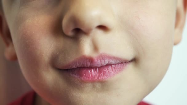 O rapaz perdeu os dentes superiores, os dentes maus. de perto — Vídeo de Stock