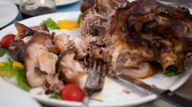 Orijinal Alman barbeküsü domuz budu, yakın plan.