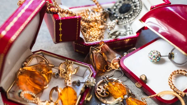 Old red boxes full of jewelry. Treasure chest, close up — Stock Photo, Image